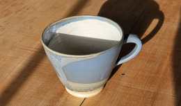 Filiżanka ceramiczna z uchem – rękodzieło
