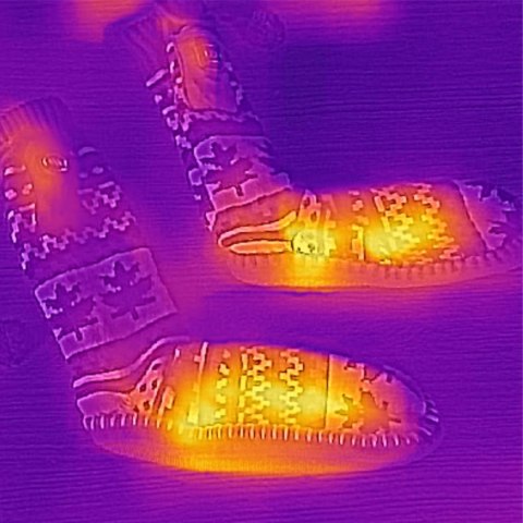 GLOVII KAPCIE OGRZEWANE ZE SKARPETKAMI ROZMIAR 40-44, WZÓR NORWESKI, BATERIE I KABEL ŁADUJĄCY W ZESTAWIE, GQ5L