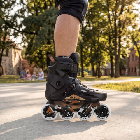 NA1601 ŁYŻWOROLKI SLALOMOWE SLAYD CZARNE ROZM. 46 NILS EXTREME
